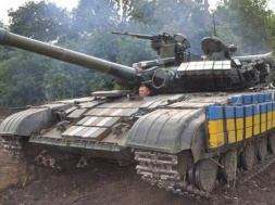 На трассе Курахово – Красногоровка ВСУшный танк раздавил ВСУшную легковушку