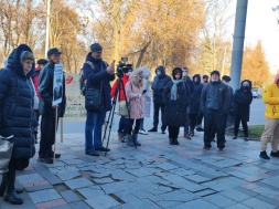 Біля міської ради мітингують проти забудови на вулиці Героїв АТО, 81
