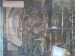 В Днепре разрушают оригинальную мозаику советских времен