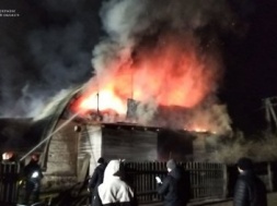 В Ахтырке спасатели 8 часов тушили масштабный пожар складского помещения