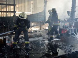 В Днепре на Богдана Хмельницкого горел ангар: огонь уничтожил три авто и прицеп