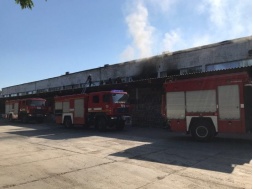 Черный дым столбом и три пожарные машины: в Днепре сильный пожар в складских помещениях