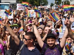 В Киеве иностранные посольства задумали провести кинофестиваль ЛГБТ, нацики угрожают сжечь кинотеатр вместе с ним