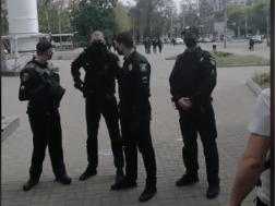 В Днепре возле облсовета было много полиции: скандал с красно-черным флагом