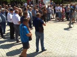 В Приморську зібралися мітингувальники проти підпалів стерні