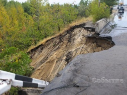 На Днепропетровщине рухнул еще один мост: коммунальщики разбирают завалы