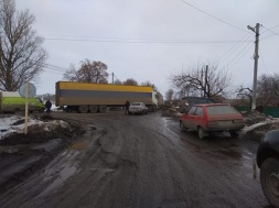 Доведені до відчаю водії перекрили дорогу на об'їзді траси Кременчук-Полтава
