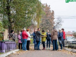 У центрі Кременчука люди протестують проти автостоянки у власному дворі