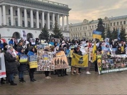 Днепропетровск. Митинг жён и матерей пленных «азовцев» за их возвращение
