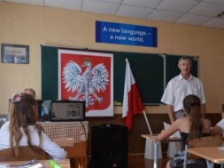 В Украине детей на открытый урок истории заставляют учить гимн Польши