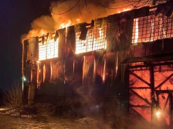 Сгорело все: здание, машины и оборудование. Масштабный пожар в Кривом Роге