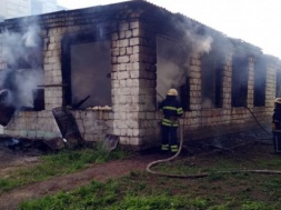 В Каменском на территории одной из школ горела мастерская