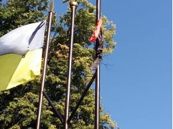 Фотофакт: перед міськрадою понівечили червоно-чорний прапор
