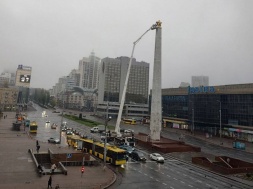 В Киеве власти демонтировали золотую звезду с вершины Обелиска на площади Победы
