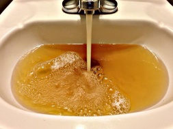 «Її пити неможливо». Жителі Жовтих Вод скаржаться на якість води