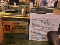 Во Львове депутатам облсовета на сессии раздали повестки, но это всё шоу