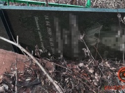 В Днепре на кладбище топтались по могилам и громили памятники