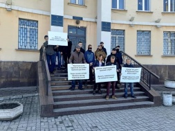 Запорожские активисты из С-14 вышли на митинг против бердянского браконьера