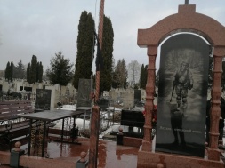 У Конотопі поліція шукає свідків пошкодження могили героя України