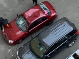 У Кривому Розі десятеро людей трощили битами одну автівку біля багатоповерхівки