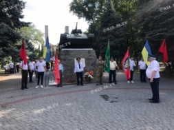 В Мелитополе коммунисты вышли на улицу с красными флагами и в каммуфляжных масках