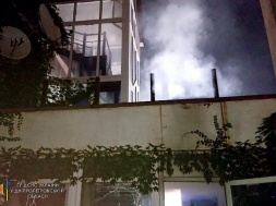 В Кривом Роге пожар охватил трехэтажный пансионат для пожилых людей