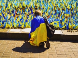 Киев. Флажки на майдане незалежности в честь погибших ВСУшников