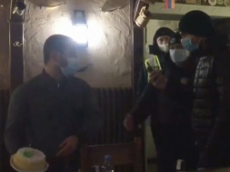 В Запорожье хозяин кафе кинул торт в лицо активиста, вызвавшего полицию из-за нарушения карантина