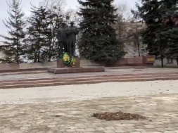 Изюм. Возложение цветов к советским памятникам продолжается