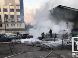 На Дніпропетровщині на парковці металургійного гіганта підпалили шість автівок
