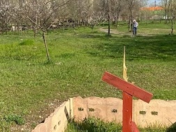 В Кривом Роге накануне Пасхи сломали крест на месте строительства храма ПЦУ
