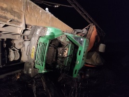 Постраждали п'ятеро людей: У Кривому Розі вантажне авто з робочими потрапило під поїзд