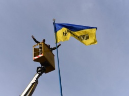 У Полтаві на в'їздах до міста підняли прапори з написом "Ні капітуляції"