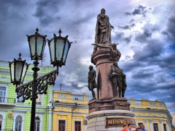 Стерненко поднял руку на памятник Екатерине в Одессе!