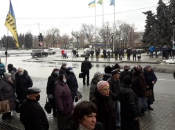 В Павлограде митингующие палят шины, а их закидывают яйцами и фекалиями