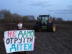 “Не дамо отруїти дітей”: на Сумщині селяни протестують проти фермерського господарства