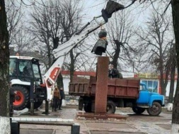 В Хороле снесли памятник советскому генералу Третьяку