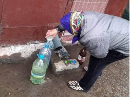 Люди набирают воду из фонтанов и пьют дождевую: 3 города на Днепропетровщине страдают без воды