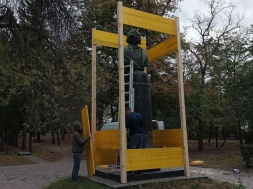 В Чугуеве украинская власть закрыла памятники великому уроженцу города, художнику Илье Репину