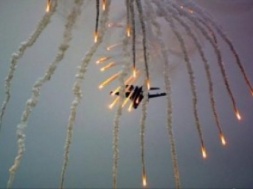 В небе над Мелитополем военный самолет устроил огненное "шоу"