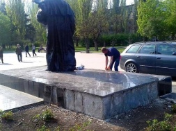 Пам'ятник Шевченку в Кривому Розі продовжує потерпати від вандалів