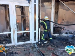 Чорний дим на все місто: під Дніпром вигоріли вщент ломбард, магазини, кафе