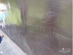 Вандалы в Кривом Роге спустя три дня после ремонта обрисовали памятник и повредили лавочки в сквере