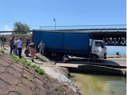 Под Днепром грузовик сломал мост, торжественно открытый областной властью