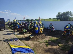 Колесо генотьбы оборачивается: неизвестные разрушают могилы погибших украинских военных