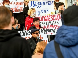 Дымовые шашки и плакаты: аграрии и активисты Нацкорпуса пикетировали запорожский Хозяйственный суд