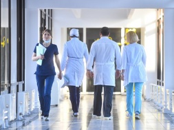 В городе Запорожской области массово увольняются медики, роддом остаётся без врача-неонатолога