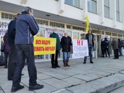 Під Полтавською облрадою мітингують проти газових тарифів