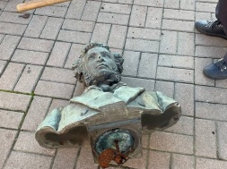 В Киеве вандалы снесли старейший бюст Пушкина
