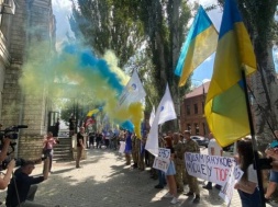 У Запоріжжі люди вийшли на мітинг — вимагають посадити за ґрати Володимира Сербу